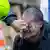 Policía aplica remedio contra el gas pimienta en el rostro de un manifestante, en Wellington