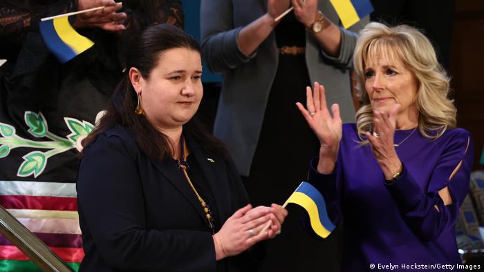 La embajadora de Ucrania, Oksana Markarova (izq., junto a la primera dama Jill Biden) fue recibida con una ovación.
