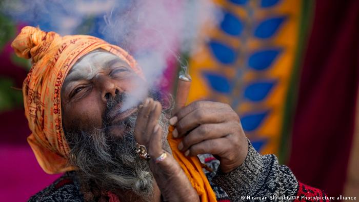 Šiva je jedno od ključnih božanstava u hinduizmu pa je red da se noć posvećena njemu obeleži kako valja. Recimo tako što se puši marihuana, kako ritualno radi ovaj posvećenik kod hrama Pašupatinath u Nepalu. Taj hram u Katmanduu je jedan od najbitnijih za vernike, a sada je navala velika, jer je dve godine bio zatvoren zbog pandemije. 