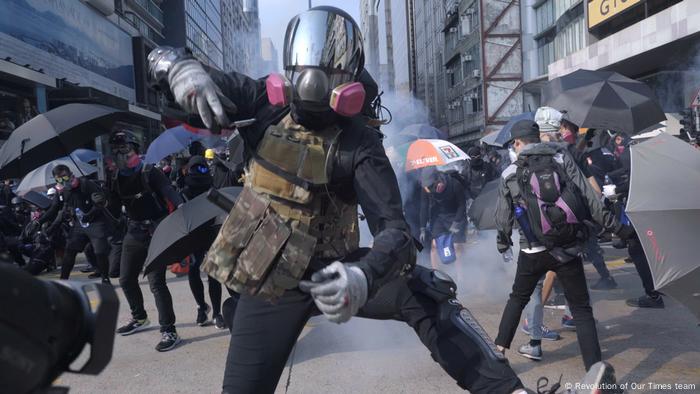 Una escena del documental Revolution of Our Times Una escena del documental Revolution of Our Times