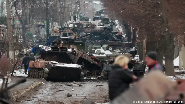 Ukraine-Krieg | Bucha bei Kiew zerstörte russische Fahrzeuge