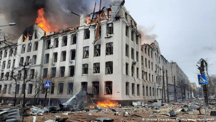 Ukraine | Gebäudebrand nach mutmasslichem Angriff auf Charkiw