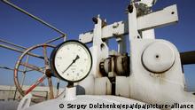 ARCHIV 2008 - Eine Gasdruckanzeige an der Pipeline von Gazprom in Bojarka in der Nähe von Kiew, Ukraine (Archivfoto vom 12.02.2008). Der staatliche russische Gaskonzern Gazprom wird von diesem Dienstag (02.09.2008) an seine Lieferungen nach Deutschland bis voraussichtlich Donnerstag einschränken. Der Grund seien Wartungsarbeiten, teilte das Unternehmen am Montag (01.09.) in Moskau mit. Während der Reparaturen werde der Konzern seine Kunden mit höheren Lieferungen durch andere Pipelines entschädigen. Betroffen von den Arbeiten sei die Jamal-Europa-Pipeline durch Polen und Weißrussland. Foto: Sergey Dolzhenko (zu dpa 0039 vom 02.09.2008) +++ dpa-Bildfunk +++