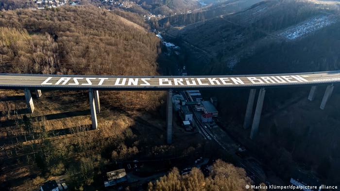 Deutschland  Künstler malen eine Friedensbotschaft auf eine geschlossene Autobahnbrücke
