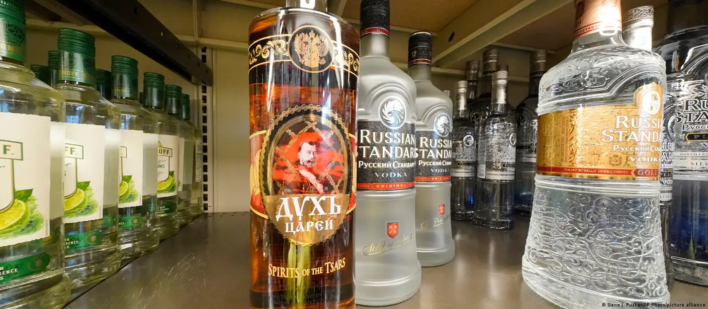 مقاطعة الفودكا! هكذا تتضامن ولايات أمريكية مع أوكرانيا! – DW – 202232