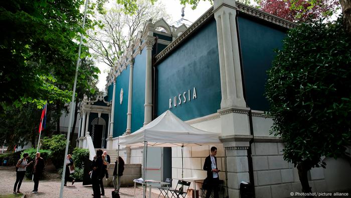 Russian pavilion in Venice painted blue and white with a small tent on the outside.