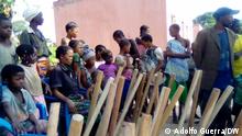Angolaner der Volksgruppe der San in der Provinz Cuando Cubango erhalten landwirtschaftliche Geräte von der NRO Mbakita.
Foto: Adolfo Guerra, 2021, Cuando Cubango (Angola)
