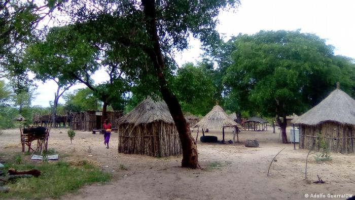 Angola | Wohnhäuser von Angolanern der Volksgruppe der San