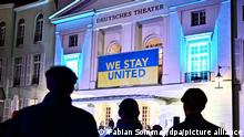 01.03.2022, Berlin - Viele Menschen nehmen an der Solidaritätsveranstaltung des Deutschen Theaters mit Lesung und Konzert für die Menschen in der Ukraine teil. Über dem Eingang hängt ein blau - gelbes Banner mit der Aufschrift es stay united .