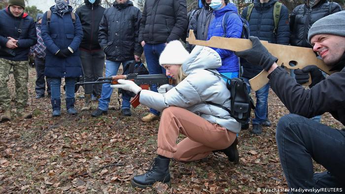 شهروندان عادی اوکراین در حال تمرین نشانه‌گیری و تیراندازی 