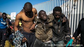 ONG condena la detención de inmigrantes en la frontera española |  Noticias |  DW
