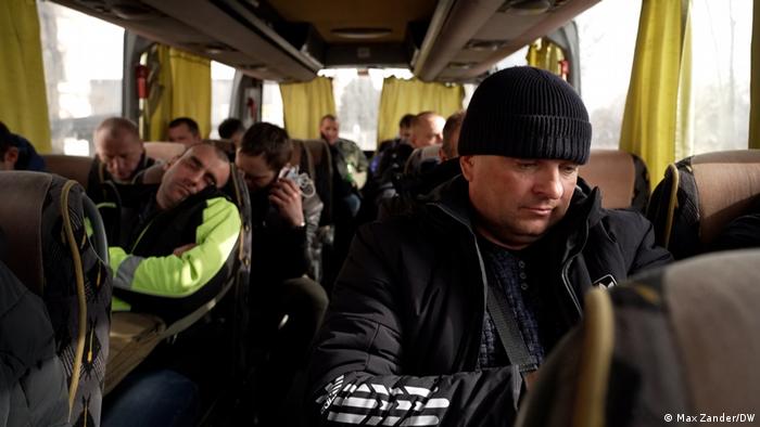 مردان اوکراینی که برای دفاع از اوکراین سوار بر اتوبوس به کشور خود بازمی‌گردند