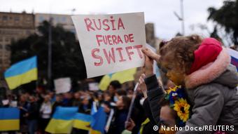 Демонстранты в Барселоне требуют отключить Россию от SWIFT