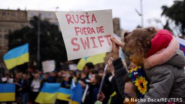 ЕС отключил семь банков из РФ от SWIFT: как это работает – DW ...
