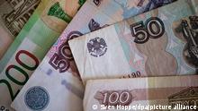 Russische Rubel-Banknoten liegen auf einem Tisch. Die Europäische Union hat in der Nacht zum Montag ihre schwerwiegenden Sanktionen gegen die russische Zentralbank in Kraft gesetzt. Sie umfassen nach Angaben von EU-Kommissionspräsidentin von der Leyen ein Verbot von Transaktionen mit dem Finanzinstitut.