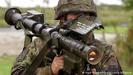 Deutschland | Soldat mit Stinger-Flugabwehrrakete
