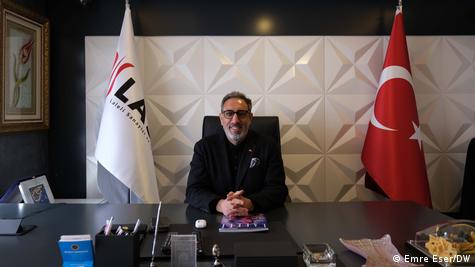 Laleli Esnaf ve Sanayiciler Derneği (LASİAD) Başkanı Giyasettin Eyyüpkoca, makamında otururken poz veriyor Laleli Esnaf ve Sanayiciler Derneği (LASİAD) Başkanı Giyasettin Eyyüpkoca, makamında otururken poz veriyor