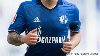 Archivbild | FC Schalke 04 - Trikot mit Hauptsponsor Gazprom