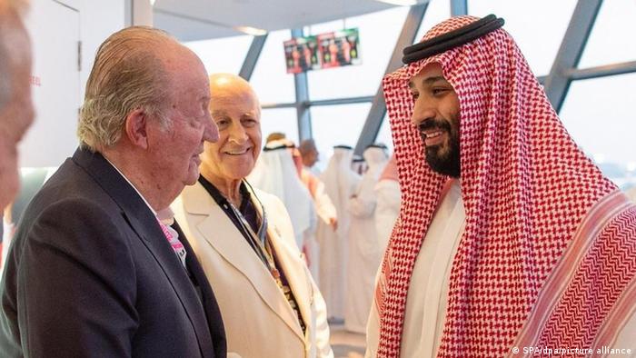 Im November 2018 in Abu Dhabi: Ex-König Juan Carlos (l.) und Saudi-Arabiens Kronprinz Mohammed bin Salman Al Saud 