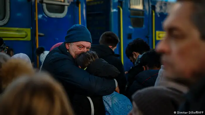 Ukraine Krise Kiew Hauptbahnhof Menschen warten auf einen Evakuierungszug