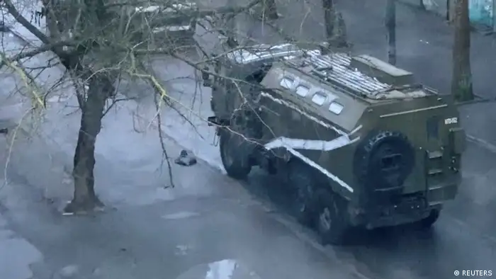 Ukraine Krise Ein Militärpanzer wird auf einer Straße von Cherson gesehen
