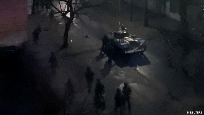 Ukraine Krise Ein Militärpanzer wird auf einer Straße von Cherson gesehen
