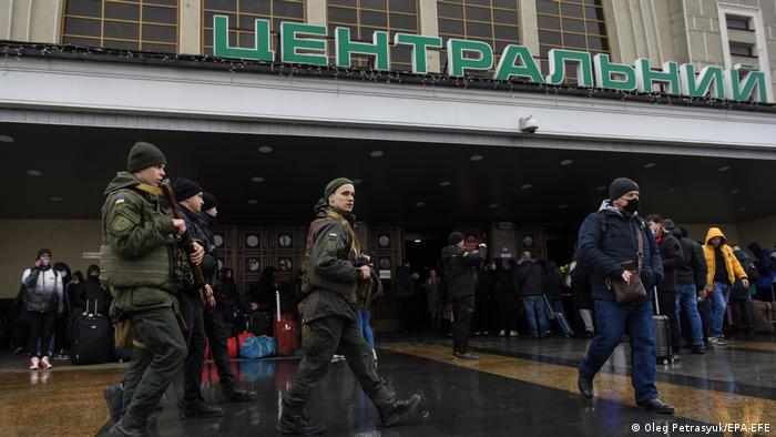 Patrulla armada delante de la estación central de Kiev, Ucrania.