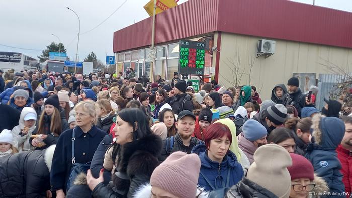 Thousands of people waiting near the Slovak-Ukrainian border