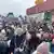 Tausende Menschen warten am Übergang von Uschhorod in der Slowakei