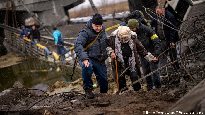 إنقاذ سيدة مسنة من على جسر في كييف استهدفه القصف الروسي.