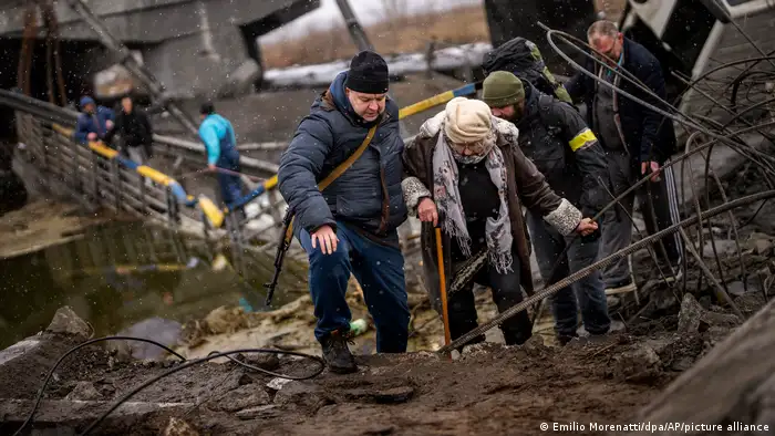 إنقاذ سيدة مسنة من على جسر في كييف استهدفه القصف الروسي.
