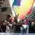 Homosexuelle mit Fahne in Belgrad (Foto: dpa)