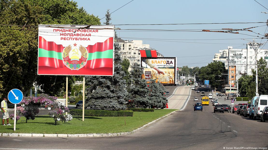 Una calle de Tiraspol, la "capital" de la región separatista de Transnistria. Grandes carteles con letras en ruso bordean la calle.