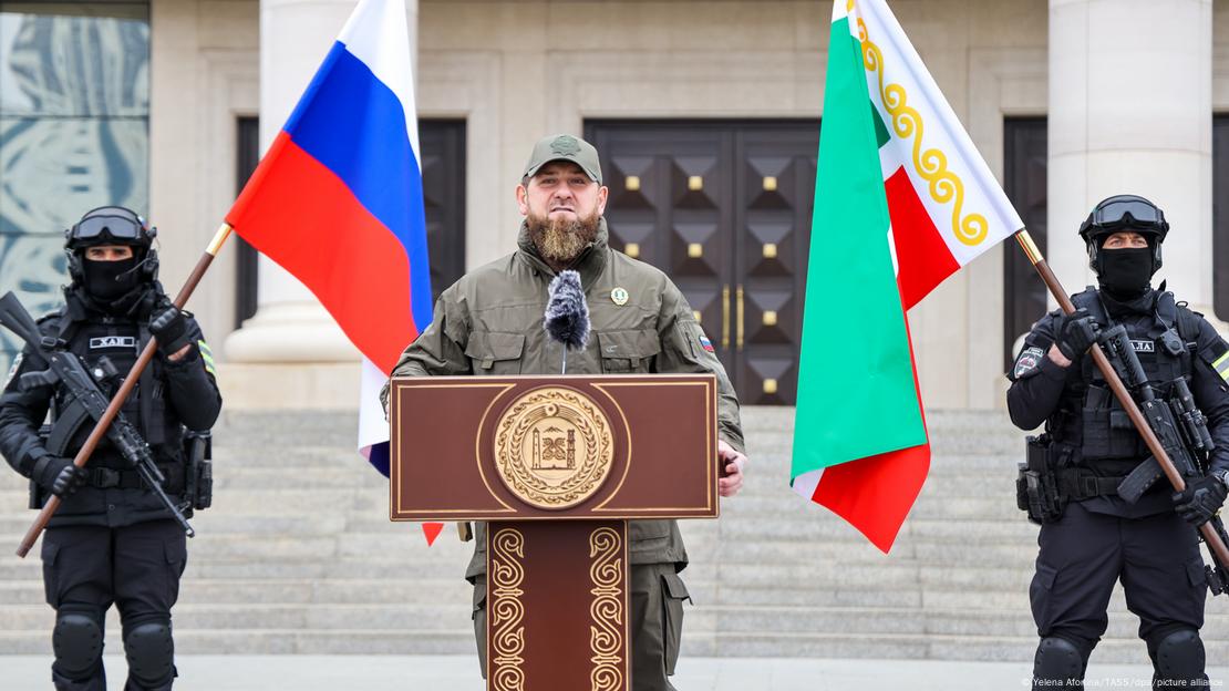 Ramzan Kadyrov discursa ao lado de homens armados na Chechênia 