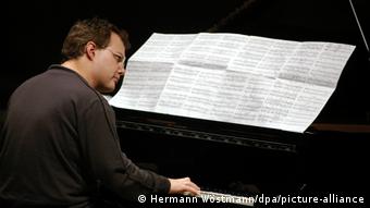 Pianist Lars Vogt am Flügel.