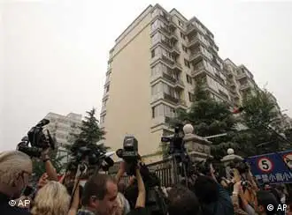 Journalists tries to get into the apartment house where Liu Xia, wife of Liu Xiaobo stays in Beijing , Friday, Oct. 8, 2010. Imprisoned Chinese dissident Liu Xiaobo won the 2010 Nobel Peace Prize on Friday for 'his long and nonviolent struggle for fundamental human rights', a prize likely to enrage the Chinese government, which had warned the Nobel committee not to honor him. (AP Photo/Andy Wong)