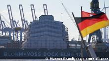 Komplett verhüllt liegt die Mega-Yacht „Dilbar“ im Blohm+Voss Dock Elbe 17 im Hafen. Das rund 156 Meter lange Schiff soll einem russischen Oligarchen gehören.