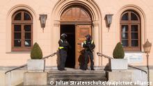 Polizisten sichern das Oberlandesgericht. Das Oberlandesgericht Celle hat A. Walaa, den mutmaßlichen Deutschland-Chef der Terrormiliz Islamischer Staat (IS), zu zehneinhalb Jahren Haft verurteilt. +++ dpa-Bildfunk +++