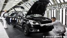 Volkswagen - Russia workers makes a final audit of a outgoing car at Volkswagen car plant in Kaluga, Russia, 20 October 2009. Volksvagen will inaugurates a full-cycle car manufacturing in Russia later in the day. EPA/SERGEI CHIRIKOV +++ dpa-Bildfunk +++