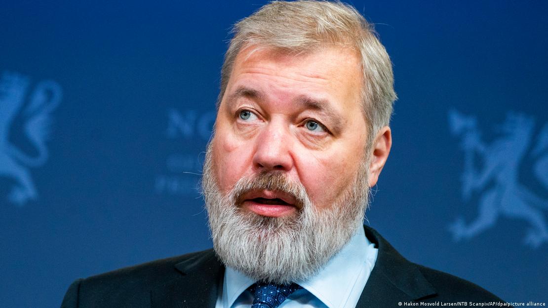 Un hombre mayor con pleo y barba canos: Dmitri Murátov