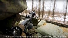 ***ACHTUNG: Die DW kann dieses Bild nicht unabhängig verifizieren!*** In this photo taken from video released by the Russian Defense Ministry Press Service on Thursday, March 3, 2022, a Russian soldier points a gun from a Russian military truck as it drives through an undisclosed location in Ukraine. (Russian Defense Ministry Press Service via AP)