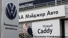 ***ACHTUNG: Die DW kann dieses Bild nicht unabhängig verifizieren!***
Foreign car manufacturers halt sales in Russia
[DIESES FOTO WIRD VON DER RUSSISCHEN STAATSAGENTUR TASS ZUR VERFÜGUNG GESTELLT] MOSCOW, RUSSIA - FEBRUARY 26, 2022: A Volkswagen dealership. Audi, Jaguar Land Rover, BMW, Mercedes-Benz, Citroen, and General Motors have halted shipments to Russia amid the Russian military operation in Ukraine, as well as price reconsiderations due to the depreciation of the Russian ruble, and logistic problems in the shipping of cars and components. Vyacheslav Prokofyev/TASS
