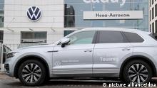 Ukraine-Konflikt - Russland Ein VW Touareg steht vor einem Autohaus in St. Petersburg. Volkswagen setzt sein Russland-Geschäft wegen des Krieges gegen die Ukraine aus.