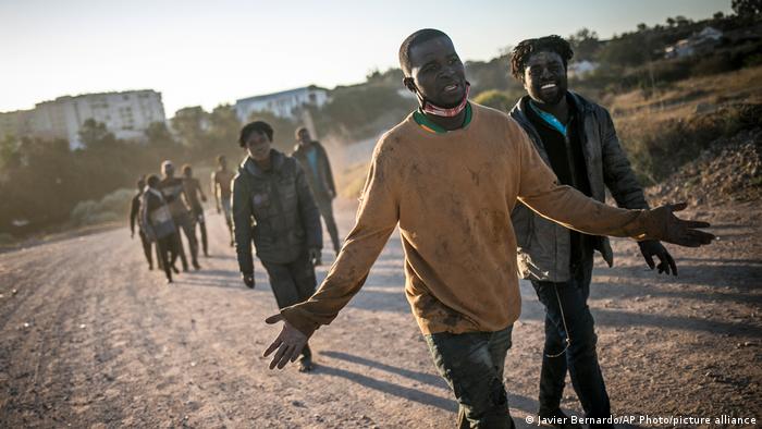 مهاجرون أفارقة يعبرون الحدود المصرية في السلوم عام 2011