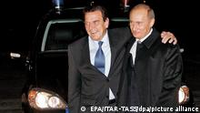 German Chancellor Gerhard Schroeder (L) embraces Russian President Vladimir Putin (R) during their meeting in St.Petersburg, Friday 07 October 2005. Russian President Vladimir Putin today marks his 53rd birthday in his native city of St. Petersburg with German Chancellor Gerhard Schroeder and four leaders of former Soviet Central Asian republics. EPA/ITAR-TASS POOL +++ dpa-Bildfunk +++