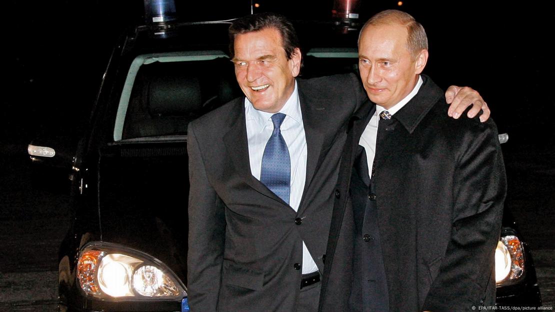 Ex-chanceler federal alemão Gerhard Schröder abraça presidente russo Putin, em 2005