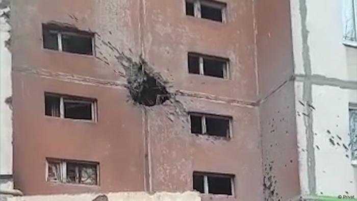 Un misil ruso impacta un edificio de apartamentos en Cherson, Ucrania 