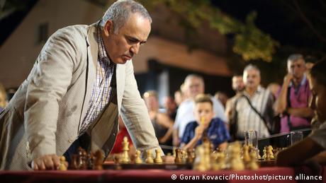 El campeón mundial de ajedrez Gary Kasparov durante una partida de exhibición de ajedrez simultánea contra 16 jugadores en Crikvenica, Croacia, en 2017.