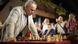 El campeón mundial de ajedrez Gary Kasparov durante una partida de exhibición de ajedrez simultánea contra 16 jugadores en Crikvenica, Croacia, en 2017. El campeón mundial de ajedrez Gary Kasparov durante una partida de exhibición de ajedrez simultánea contra 16 jugadores en Crikvenica, Croacia, en 2017.