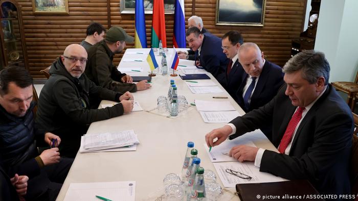 Mesa de negociaciones sobre la guerra en Ucrania, el 3 de marzo de 2022.